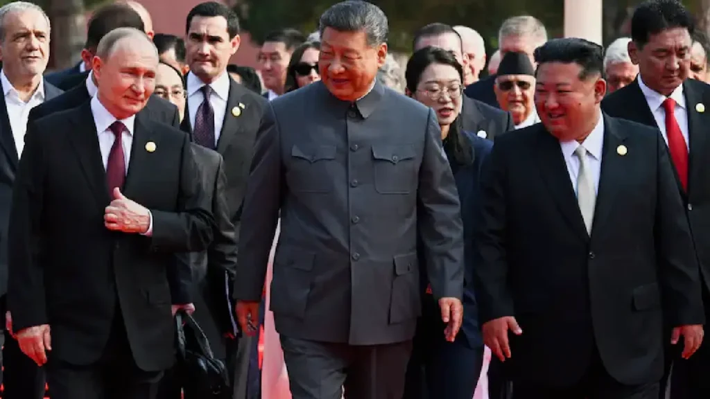 Xi Jinping, Vladimir Poutine et Kim Jong-un assistent ensemble à un gigantesque défilé militaire à Pékin, le 3 septembre 2025. (Sergei Bobylev/AP)