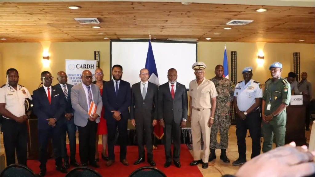 Prise photo de Me Gédéon Jean au milieu des personnalités du pouvoir et partenaires internationaux Photo : ...