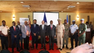 Prise photo de Me Gédéon Jean au milieu des personnalités du pouvoir et partenaires internationaux Photo : ...