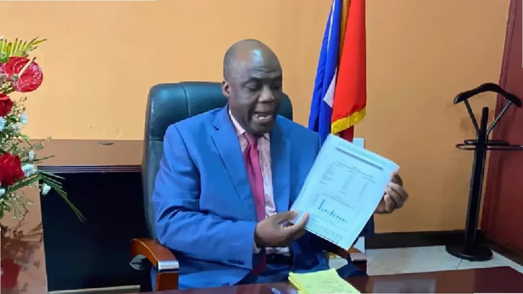 Mozart Clerisson occupe actuellement le poste de Secrétaire d'État à l'Alphabétisation