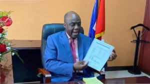 Mozart Clerisson occupe actuellement le poste de Secrétaire d'État à l'Alphabétisation