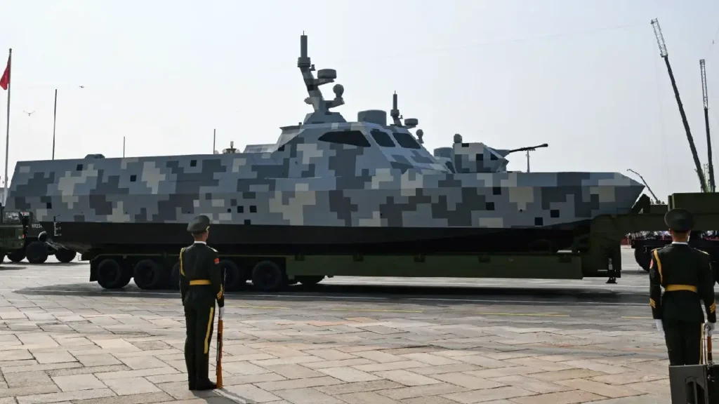 Photo: Greg Baker Agence France-Presse Les Chinois ont pu voir un bateau-drone lors du défilé militaire organisé mercredi sur la place Tiananmen de Pékin.