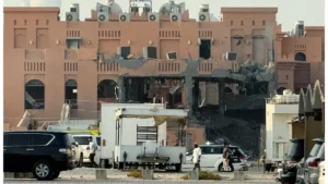 Un bâtiment endommagé à la suite d'une attaque israélienne contre des dirigeants du Hamas, selon un responsable israélien, à Doha, au Qatar, ce mardi. (Ibraheem Abu Mustafa/REUTERS)