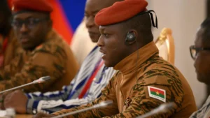 Le chef de la junte du Burkina Faso, le capitaine Ibrahim Traoré, assiste à une réunion avec le président russe à Moscou le 10 mai 2025. © Angelos Tzortzinis, AFP