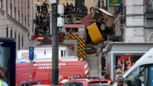 La police et les pompiers travaillent aujourd'hui sur le site d'un accident de funiculaire à Lisbonne, au Portugal. (Patricia De Melo Moreira/AFP/Getty Images)