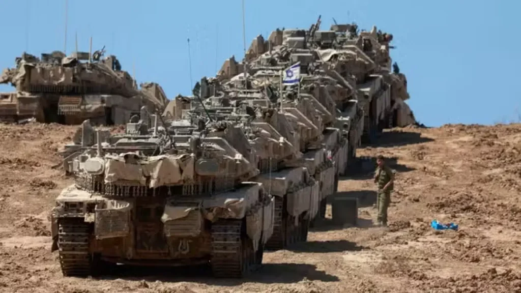 Un convoi de chars israéliens est déployé à la frontière entre Israël et l’enclave palestinienne de Gaza, le 16 septembre 2025. PHOTO MENAHEM KAHANA/AFP