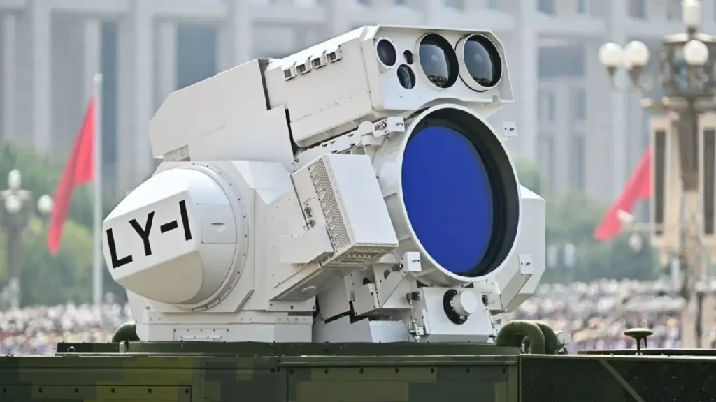 Photo: Pedro Pardo Agence France-Presse Une arme laser LY-1 est vue lors du défilé militaire organisé mercredi sur la place Tiananmen de Pékin.