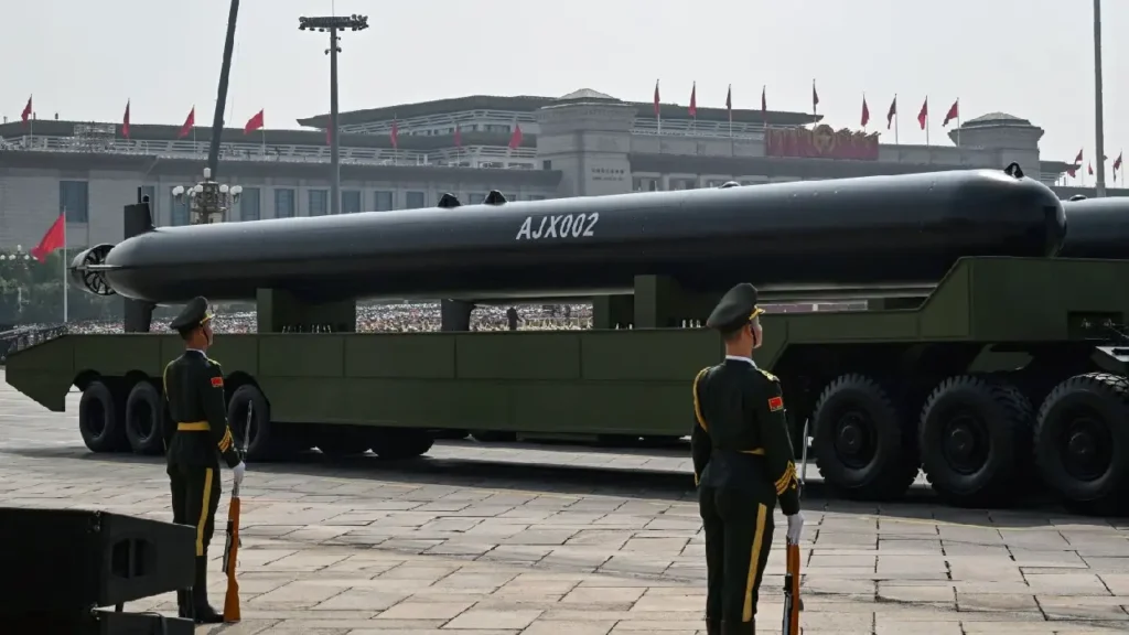 Photo: Greg Baker Agence France-Presse Un drone sous-marin AJX002 a été montré au public chinois lors du défilé militaire organisé mercredi sur la place Tiananmen de Pékin.