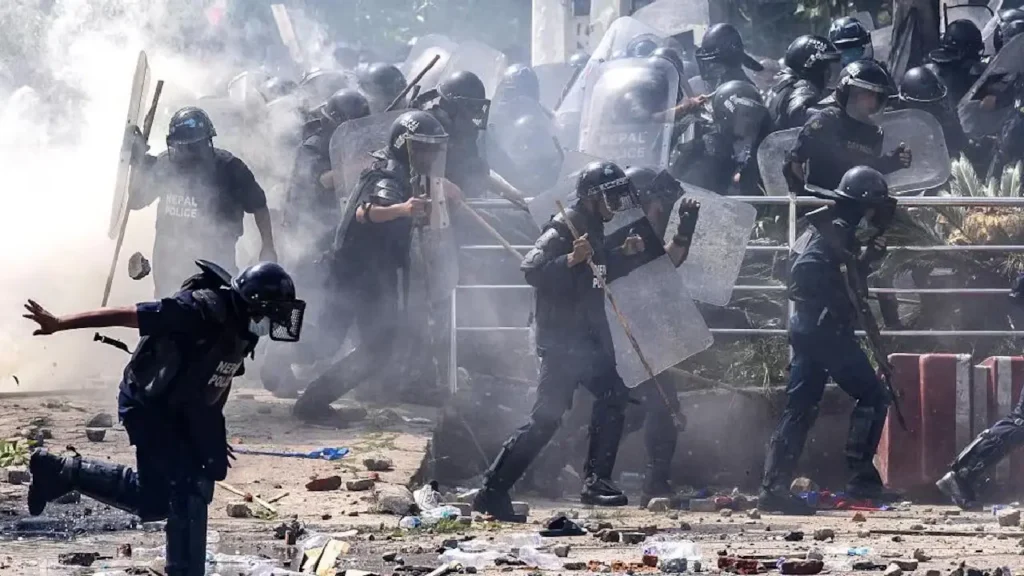 Une manifestation devant le parlement à Katmandou, le 8 septembre 2025, condamnant les interdictions des réseaux sociaux et la corruption du gouvernement. Photo : Getty Images / PRABIN RANABHAT / AFP