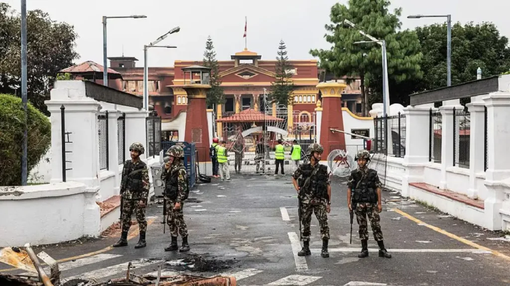 Des militaires patrouillent dans une rue à l'extérieur du palais présidentiel incendié à Katmandou, le 10 septembre 2025. Photo : Getty Images / PRABIN RANABHAT / AFP