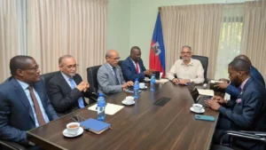 Le Premier ministre Alix Didier Fils-Aimé et les membres du Barreau de Port-au-Prince, ainsi que le bâtonnier Me Patrick Pierre-Louis, ont discuté de l’avant-projet de Constitution. (Photo publiée par @PrimatureHT)