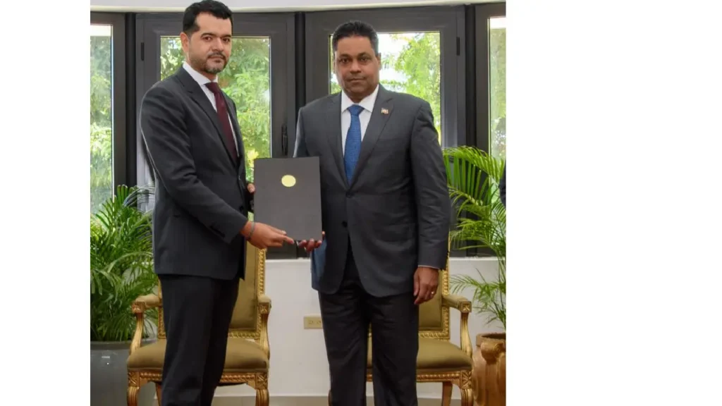 José de Jesús Cisneros Chávez, nouvel ambassadeur à gauche; Laurent Saint-Cyr, président du CPT à droite