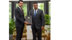 José de Jesús Cisneros Chávez, nouvel ambassadeur à gauche; Laurent Saint-Cyr, président du CPT à droite