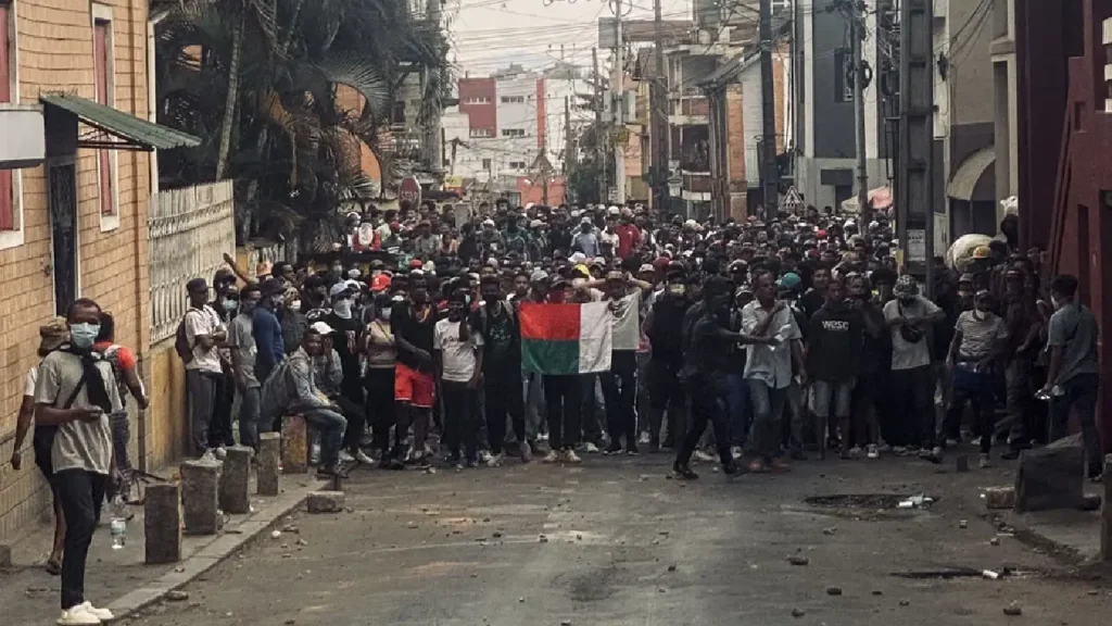 Rijasolo Agence France-Presse Lancé contre les incessantes coupures d’eau et d’électricité, le ras-le-bol déborde. Près du quartier central d’Ambohijatovo, où les différents groupes de manifestants étaient appelés à converger, la foule scandait mardi «Rajoelina, dégage!»