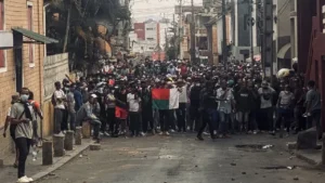 Rijasolo Agence France-Presse Lancé contre les incessantes coupures d’eau et d’électricité, le ras-le-bol déborde. Près du quartier central d’Ambohijatovo, où les différents groupes de manifestants étaient appelés à converger, la foule scandait mardi «Rajoelina, dégage!»
