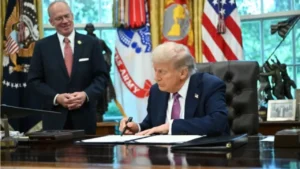 Le président Donald Trump signe des décrets exécutifs dans le bureau ovale de la Maison Blanche à Washington, DC, le 5 septembre 2025. Mandel Ngan/AFP via Getty Images