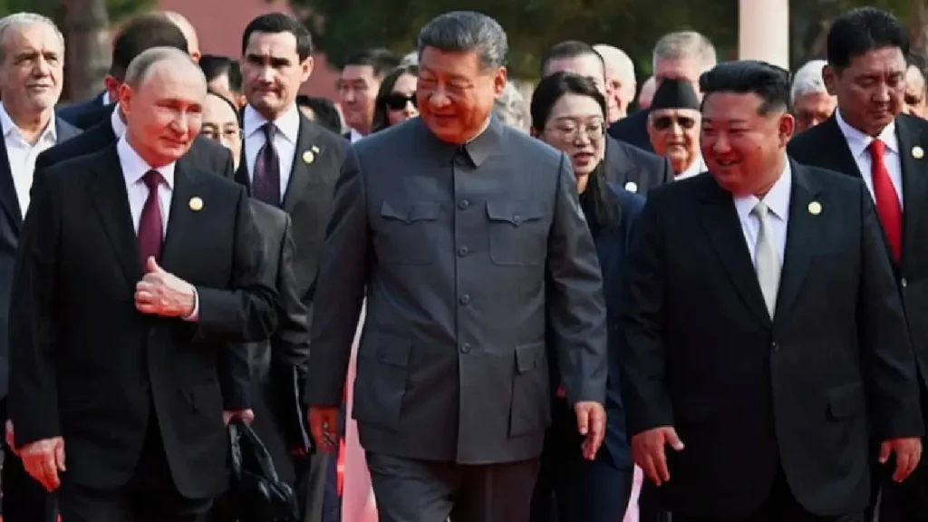 De gauche à droite, le président russe Vladimir Poutine, le président chinois Xi Jinping et le dirigeant nord-coréen Kim Jong-un arrivent à un défilé militaire pour commémorer le 80e anniversaire de la capitulation du Japon pendant la Seconde Guerre mondiale à Pékin, en Chine, le mercredi 3 septembre 2025. (Sergei Bobylev, Sputnik, Kremlin Pool Photo via AP