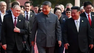 De gauche à droite, le président russe Vladimir Poutine, le président chinois Xi Jinping et le dirigeant nord-coréen Kim Jong-un arrivent à un défilé militaire pour commémorer le 80e anniversaire de la capitulation du Japon pendant la Seconde Guerre mondiale à Pékin, en Chine, le mercredi 3 septembre 2025. (Sergei Bobylev, Sputnik, Kremlin Pool Photo via AP