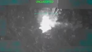 Sur cette image tirée d’une vidéo publiée par le président américain, Donald Trump, sur Truth Social, un navire, qui, selon lui, transportait des stupéfiants illégaux et se dirigeait vers les États-Unis, est frappé par l’armée américaine alors qu’il navigue dans le sud des Caraïbes. Ici, le 2 septembre 2025. DONALD TRUMP VIA TRUTH SOCIAL VIA REUTERS