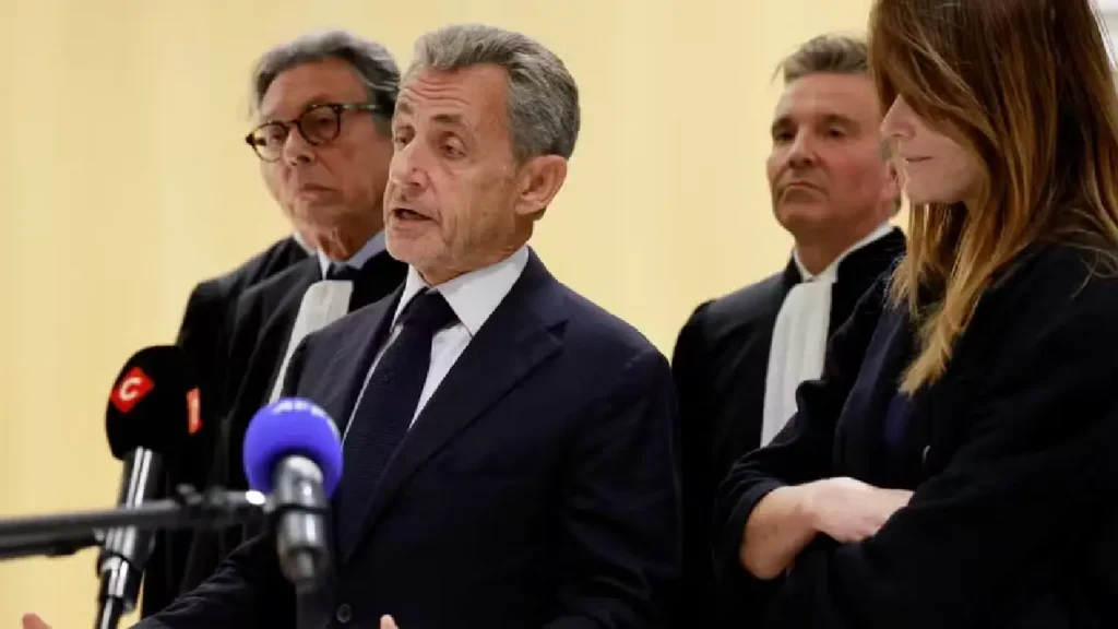 L’ancien président de la République, Nicolas Sarkozy, à sa sortie du tribunal judiciaire de Paris, le 25 septembre 2025. STEPHANIE LECOCQ/REUTERS