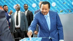 Paul Biya, 92 ans, dépose son bulletin à Yaoundé, lors d’un scrutin contesté qui devrait lui offrir un huitième mandat à la tête du Cameroun. © /AP/SIPA