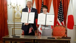M. Trump, à gauche, et le Premier ministre japonais Sanae Takaichi posent pour des photos lors d'une cérémonie de signature à la maison d'hôtes d'État du Palais Akasaka à Tokyo, mardi. AP Photo