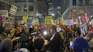 Des New-Yorkais manifestent contre l'Immigration and Customs Enforcement (ICE) à New York le 22 octobre 2025 afp.com/TIMOTHY A. CLARY