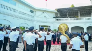 Le Premier ministre Alix Didier Fils-Aimé et les membres du Conseil Présidentiel de Transition lors de la cérémonie au Palais National, accompagnés des fanfares, symbolisant le retour progressif de l’État au centre-ville de Port-au-Prince. ( Photo publiée par @PrimatureHT)