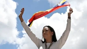 La dirigeante de l'opposition vénézuélienne Maria Corina Machado brandit un drapeau vénézuélien lors d'un rassemblement à Caracas le 28 août 2024. La dirigeante de l'opposition vénézuélienne Maria Corina Machado remporte le prix Nobel de la paix 2025. Juan Barreto/AFP via Getty Images