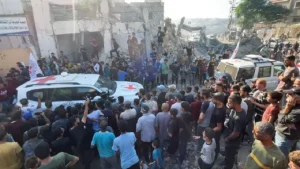 Des véhicules de la Croix-Rouge transportent des otages détenus à Gaza depuis l'attaque meurtrière du 7 octobre 2023, après qu'ils ont été remis dans le cadre d'un accord de cessez-le-feu et d'échange d'otages contre des prisonniers entre le Hamas et Israël. L'image, tirée d'une vidéo, est montrée dans la ville de Gaza le 13 octobre 2025 - PHOTO/ AGENCIES