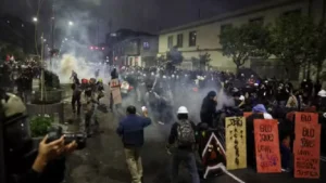 Lors d’une manifestation contre la hausse de la criminalité, l’insécurité économique et la corruption, au lendemain de la présentation du nouveau gouvernement par le président José Jeri, à Lima, le 15 octobre 2025. SEBASTIAN CASTANEDA/REUTERS