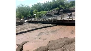 Le pont submergé par la rivière La Digue (Credit photo by champagne Belfond)