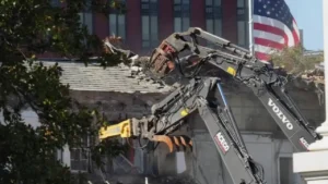 Les travaux de démolition d'une partie de l'aile Est de la Maison Blanche se poursuivent mardi, avant la construction d'une nouvelle salle de bal. (AP Photo/Jacquelyn Martin)