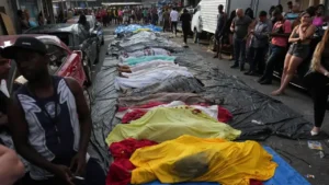 PHOTO SILVIA IZQUIERDO, ASSOCIATED PRESS Des dizaines de dépouilles récupérées par des habitants ont été disposées mercredi près de l’une des principales voies d’accès au Complexo da Penha.