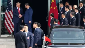 Le président américain Donald Trump et le président chinois Xi Jinping se serrent la main à l’issue d’une réunion bilatérale à l’aéroport international de Gimhae, en marge du sommet de la Coopération économique Asie-Pacifique (APEC), à Pusan, en Corée du Sud, le 30 octobre 2025. EVELYN HOCKSTEIN / REUTERS