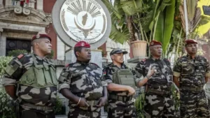 Le colonel Michael Randrianirina (C), chef de l'unité CAPSAT qui a pris le pouvoir à Madagascar, devant le palais présidentiel le 14 octobre 2025 à Antananarico AFP Luis TATO
