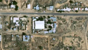 Cette image satellite prise par Airbus DS montre des objets au sol sur le site d'un ancien hôpital pour enfants, contrôlé depuis quelque temps par les FSR à El-Fasher, au Soudan, le mardi 28 octobre 2025. © Airbus DS 2025 via AP