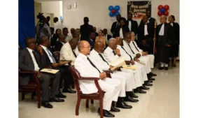 Le Premier ministre Alix Didier Fils-Aimé, les membres du CPT, ainsi que des représentants du pouvoir judiciaire et d’autres autorités ont pris part à la cérémonie marquant la réouverture officielle de la Cour de cassation, au centre-ville de Port-au-Prince, ce lundi 6 octobre 2025. (Photo publiée par @PrimatureHT)