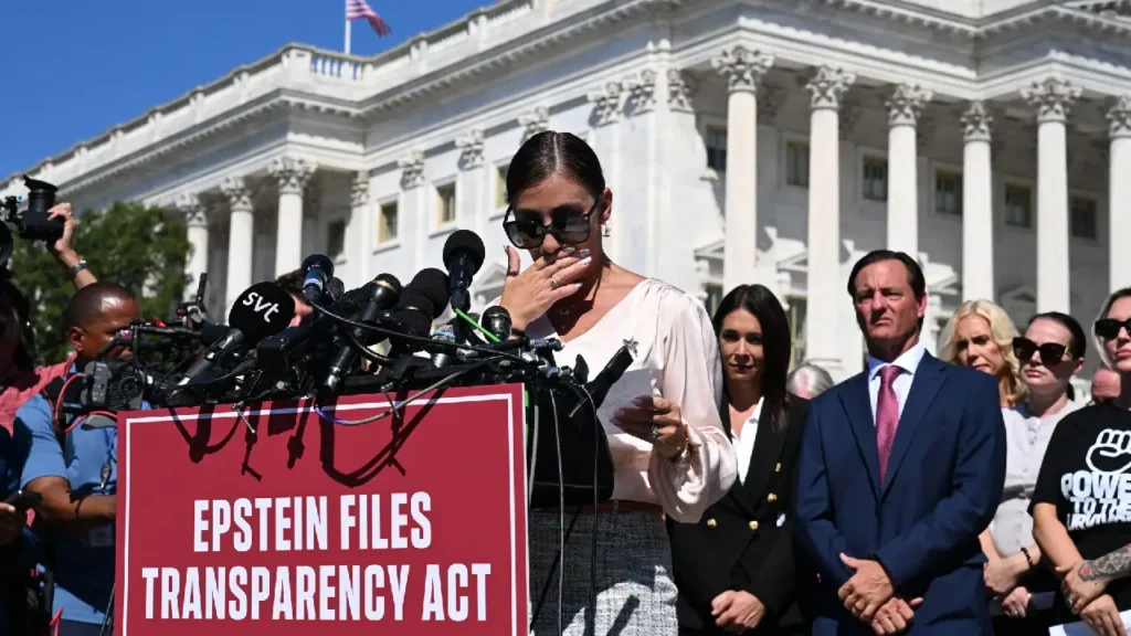 Photo: Roberto Schmidt Agence France-Presse Plusieurs victimes de Jeffrey Epstein ont pris la parole mardi devant le Capitole, souvent avec émotion.