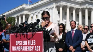 Photo: Roberto Schmidt Agence France-Presse Plusieurs victimes de Jeffrey Epstein ont pris la parole mardi devant le Capitole, souvent avec émotion.