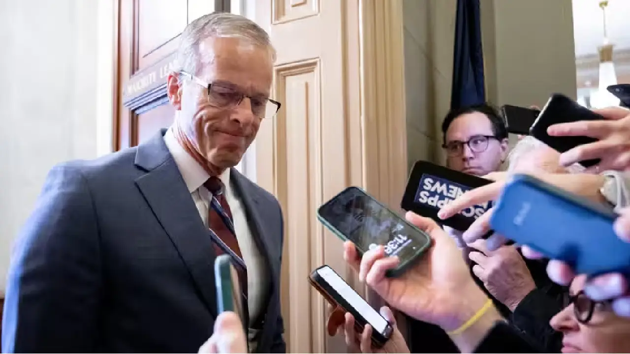 Le sénateur républicain John Thune s'adresse à la presse au Capitole, à Washington, le 10 novembre 2025, au 41e jour du plus long "shutdown" de l'histoire des Etats-Unis. (SAUL LOEB / AFP)