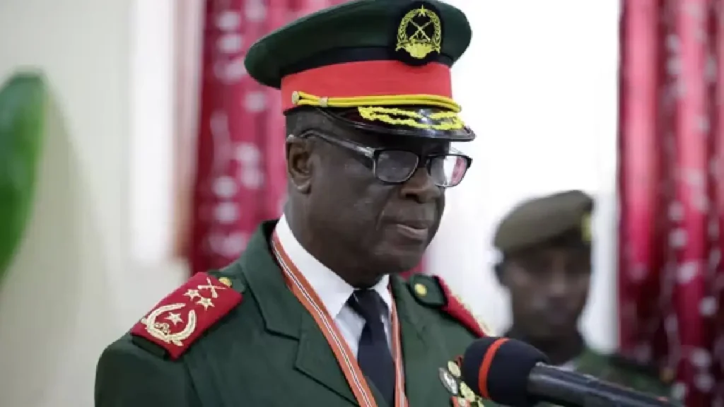 Le général bissau-guinéen Horta N’Tam, lors de sa cérémonie d’investiture à la présidence de la transition, à Bissau, le 27 novembre 2025. PATRICK MEINHARDT / AFP