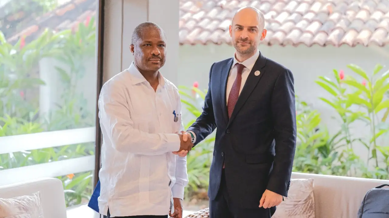 Harvel Jean-Baptiste, ministre des Affaires étrangères et des Cultes d'Haïti, et Jean-Noël Barrot, ministre de l’Europe et des Affaires étrangères de France