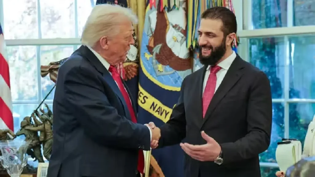 Le président syrien, Ahmed Al-Charaa, et le président américain, Donald Trump, à la Maison Blanche, à Washington, le 10 novembre 2025. (Photographie mise à disposition par le service de presse de la présidence syrienne.) SANA VIA AFP