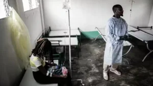 Une malade au centre de santé de Thomassin 25, à Pétion-Ville (Haïti), le 18 octobre 2025. CLARENS SIFFROY POUR « LE MONDE »