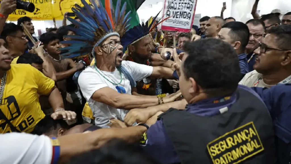 La confrontation est survenue mardi soir, alors que les délégués internationaux s’apprêtaient à quitter le Parque da Cidade.