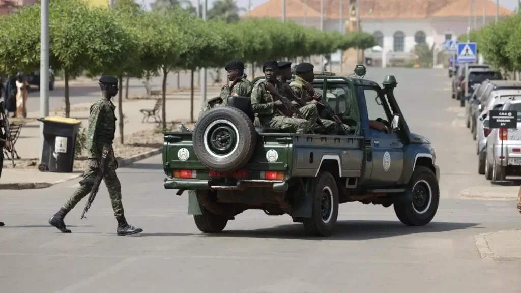 Des soldats armés patrouillent dans une rue près du lieu où des coups de feu ont été tirés près du palais présidentiel à Bissau, le 26 novembre 2025. — © PATRICK MEINHARDT / AFP