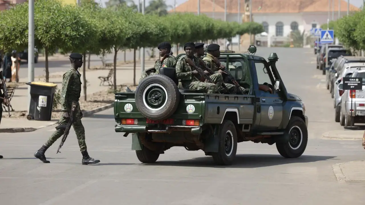 Des soldats armés patrouillent dans une rue près du lieu où des coups de feu ont été tirés près du palais présidentiel à Bissau, le 26 novembre 2025. — © PATRICK MEINHARDT / AFP