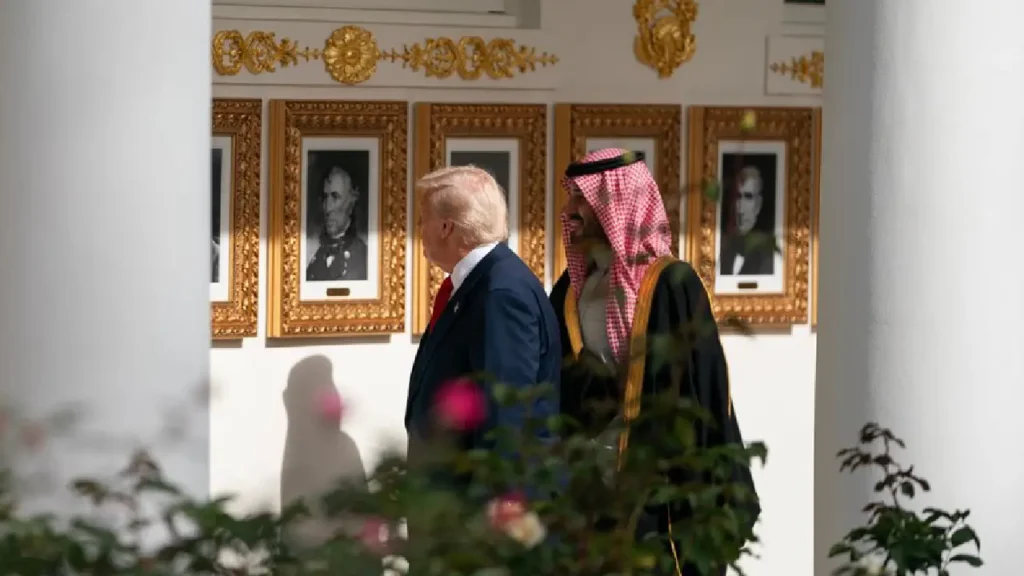 Le président Donald Trump et le prince héritier saoudien Mohammed ben Salmane se promènent le long de la colonnade ouest de la Maison-Blanche à Washington, le mardi 18 novembre 2025. MAXPPP - NATHAN HOWARD