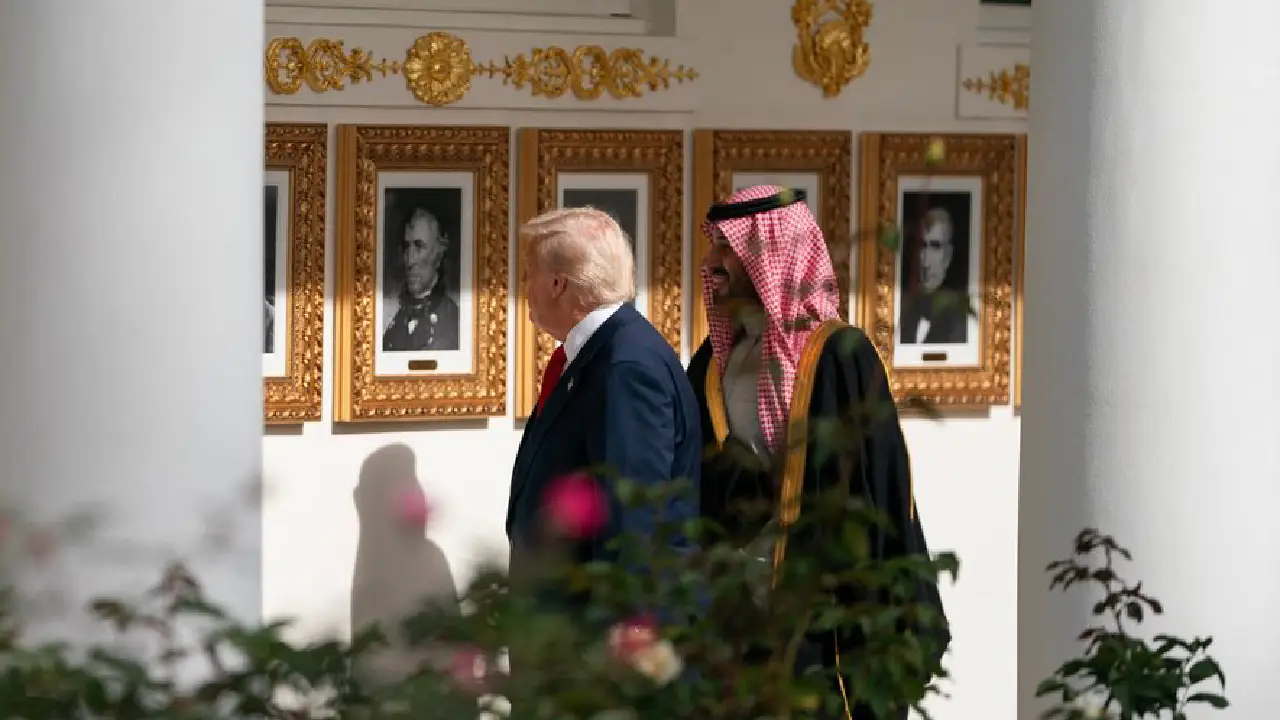 Le président Donald Trump et le prince héritier saoudien Mohammed ben Salmane se promènent le long de la colonnade ouest de la Maison-Blanche à Washington, le mardi 18 novembre 2025. MAXPPP - NATHAN HOWARD